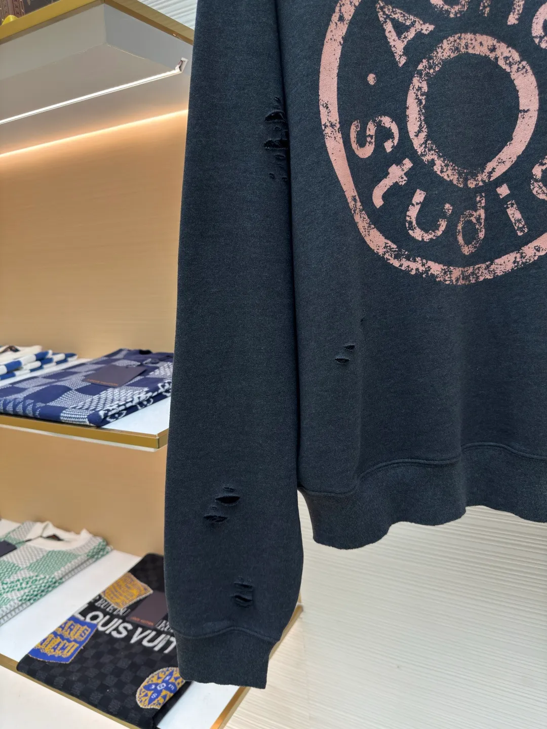 Acne Studios ripped distressed logo sweatshirt ●Authentic product: Purchased and developed for 4100 ●Item number: 1680379-A75 ●Fabric: Double-ply cotton plain fabric ●Technology: Distressed printing ●Version: Loose fit ●Weight: about 590 grams ●Size: S-M-L-XL ●Description: Customized dream-painted double-ply cotton plain fabric with excellent texture, comfortable and skin-friendly, with deep black as the main color Like the mottled rust on ancient copperware, the unruly soul of AcneStudios is engraved on the chest. The ingenious integration of hole elements and wanton swaying on the black canvas is a deliberate rebellion, a break away from the shackles of tradition, and unique in the wave of trends. Glue printing is used. The chest printing is modified three times with the film screen. The glue liquid paint is used to print the pattern on the fabric. The fabric is baked to fix the printed pattern. Many parts of the body of the garment are worn and worn by pure artificial regularity, and hand brush marks are added to the surface of the garment to add texture and depth to imitate the texture of natural wear and tear. The fabrics have been washed to give them a better feel and texture. They are not easy to deform, shrink or fade, and maintain their long-lasting beauty. The overall color is consistent with no color difference. It can be matched with the same style to create a fashionable look, and can be used in various occasions. Customized accessories, complete with three standards, the same style for men and women!